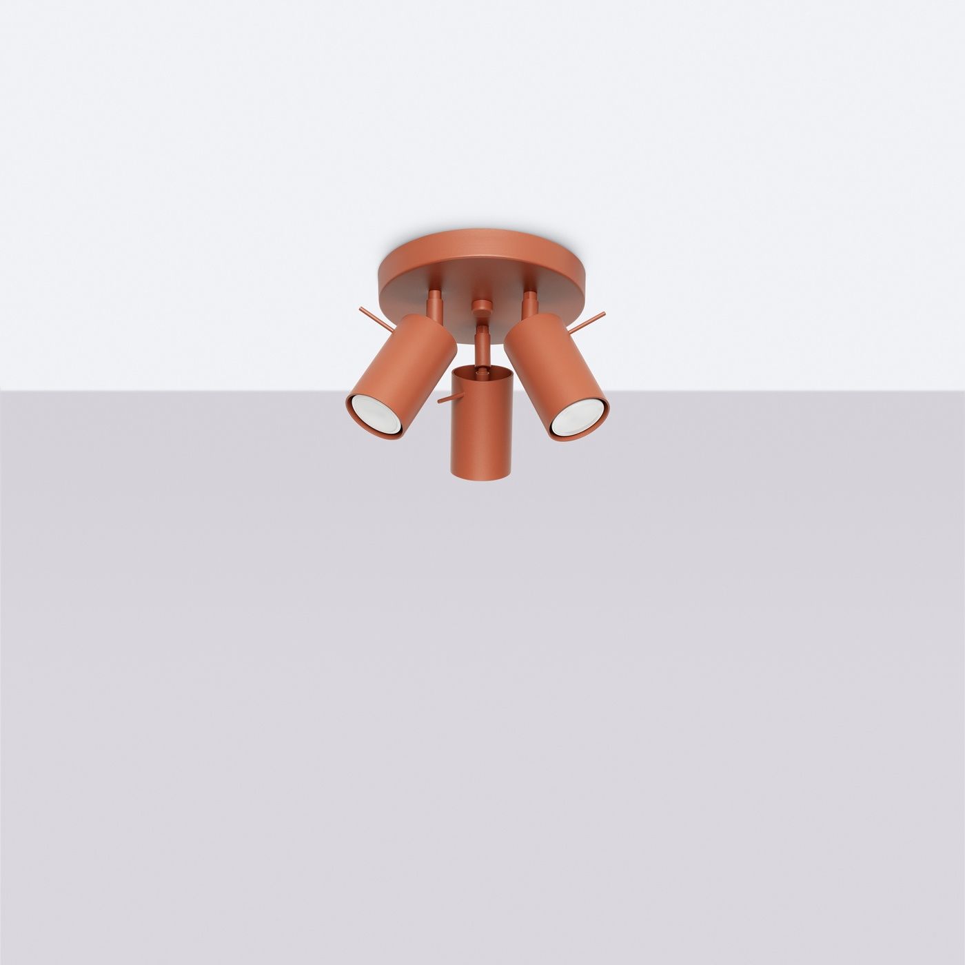 Lampa sufitowa Ring w kolorze ochry czerwonej z trzema ruchomymi spotami GU10. Ułożona poziomo, montowana na suficie, z metalowym wykończeniem i okrągłą podstawą. Idealna do oświetlenia wnętrza w nowoczesnym stylu.