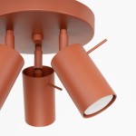 Lampa sufitowa Ring w kolorze ochra czerwona z trzema regulowanymi reflektorami GU10. Konstrukcja metalowa, cylindryczne klosze, zamontowana na okrągłej podstawie. Widok z dołu, ukazujący detale mocowania i kształt lampy.