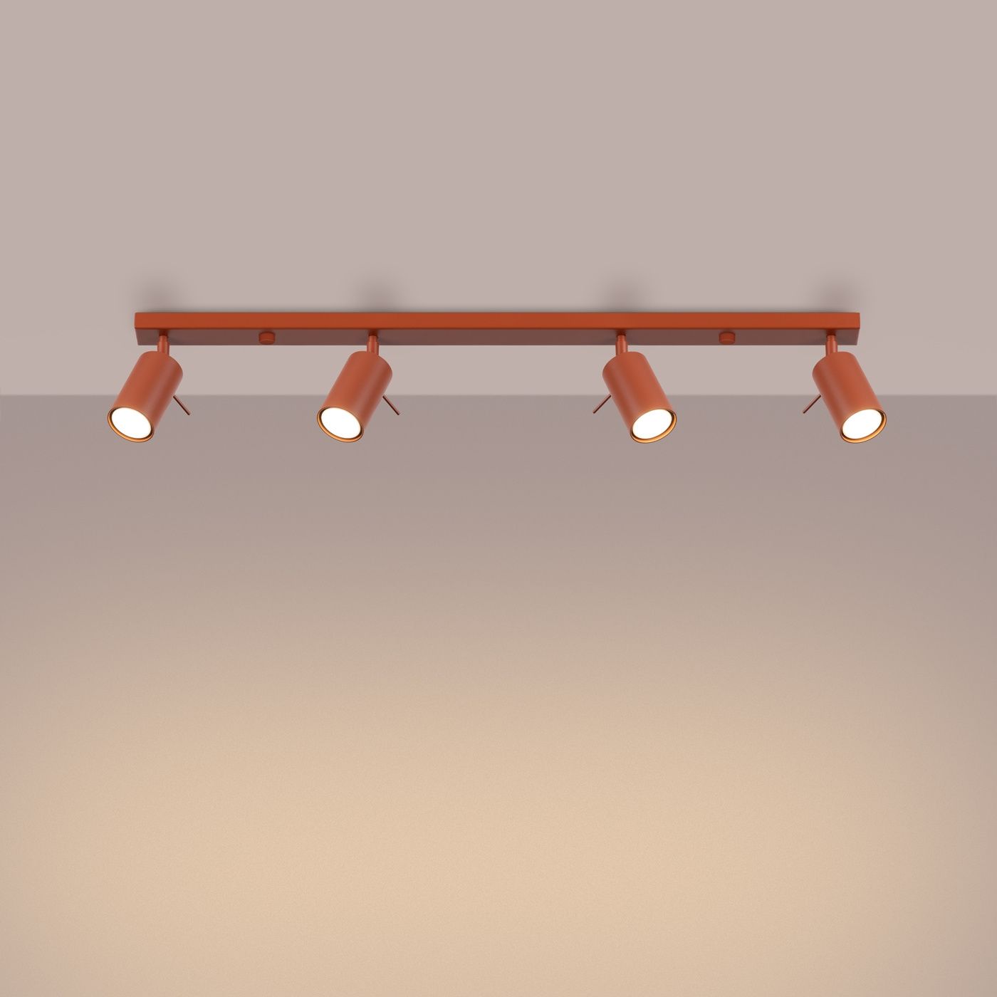 Lampa sufitowa spot w kolorze ochra czerwona, z czterema regulowanymi reflektorami GU10 zamontowanymi na prostokątnej podstawie. Ujęcie z góry, prezentujące równomierne rozmieszczenie źródeł światła.