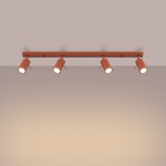 Lampa sufitowa spot w kolorze ochra czerwona, z czterema regulowanymi reflektorami GU10 zamontowanymi na prostokątnej podstawie. Ujęcie z góry, prezentujące równomierne rozmieszczenie źródeł światła.