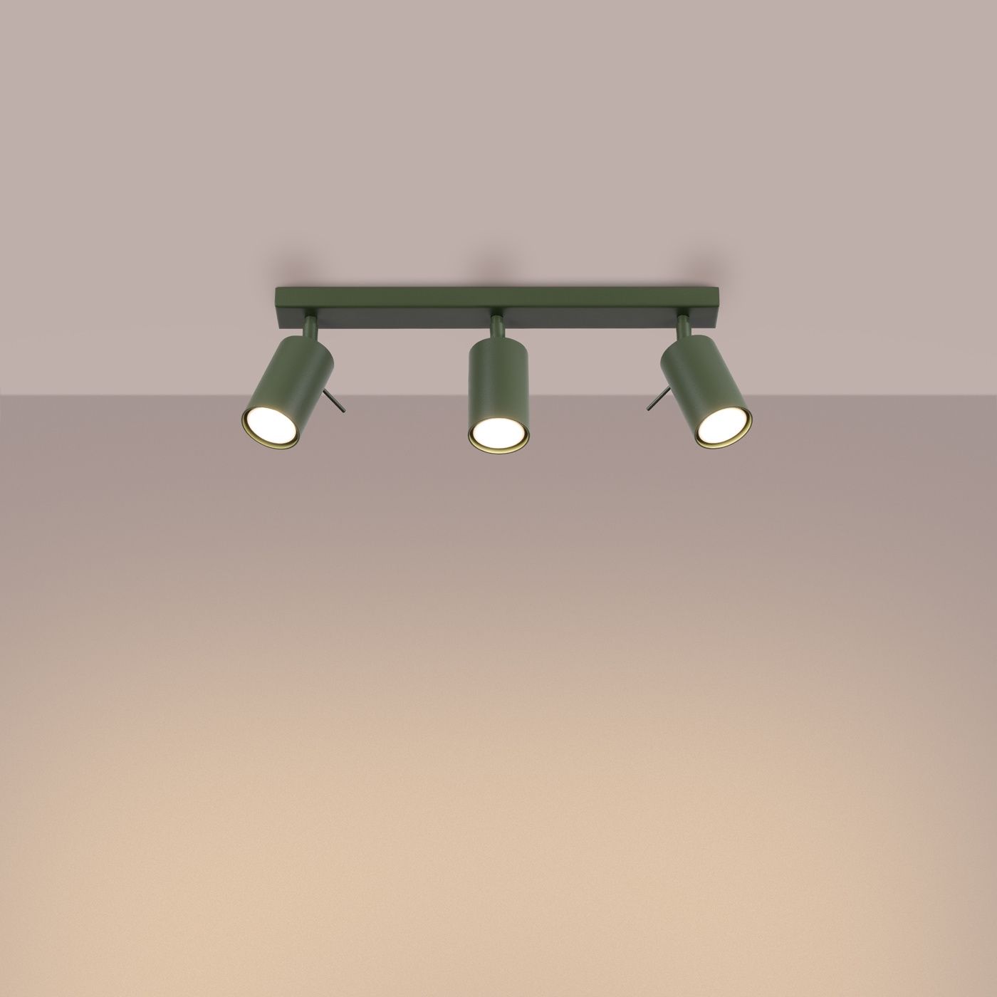 Lampa sufitowa Ring z trzema spotami w kolorze oliwkowym, zamontowana na prostokątnej podstawie. Każdy spot posiada okrągły klosz, skierowany w dół, idealny do oświetlenia wnętrz. Tło w jasnym odcieniu.