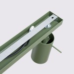Lampa sufitowa Ring w oliwkowej zieleni, z miejscem na trzy żarówki GU10. Widoczny metalowy stelaż z przewodami oraz element mocujący. Kąt ujęcia z góry, ukazujący detale konstrukcyjne i wykończenie.