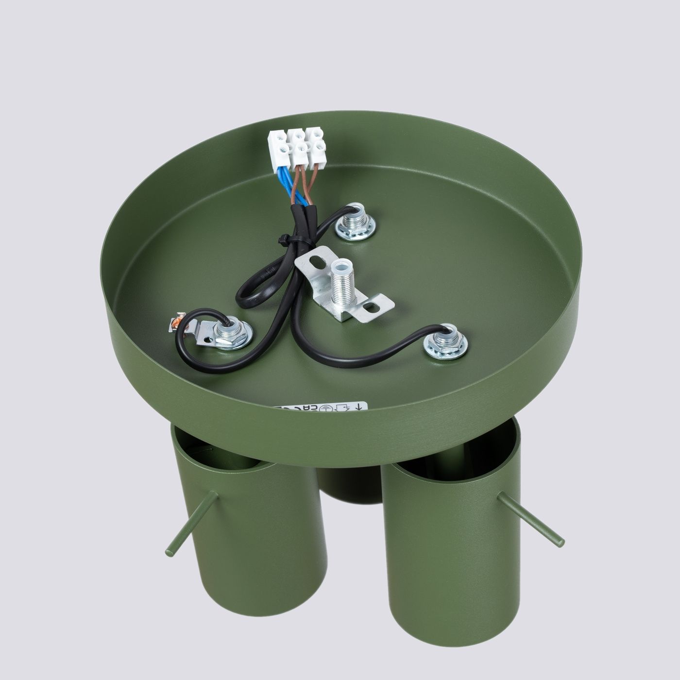 Lampa sufitowa Ring w kolorze oliwkowym z trzema gniazdami na żarówki GU10. Widok z góry, pokazujący okrągłą podstawę z przewodami oraz mocowaniem. Dwa cylindryczne uchwyty na żarówki z boku.