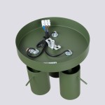 Lampa sufitowa Ring w kolorze oliwkowym z trzema gniazdami na żarówki GU10. Widok z góry, pokazujący okrągłą podstawę z przewodami oraz mocowaniem. Dwa cylindryczne uchwyty na żarówki z boku.