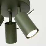 Lampa sufitowa typu spot w kolorze oliwkowej zieleni, z trzema regulowanymi kloszami. Metalowa konstrukcja z widocznymi detalami mocowania. Ujęcie z boku, ukazujące klosze skierowane w różne strony na tle jasnym.