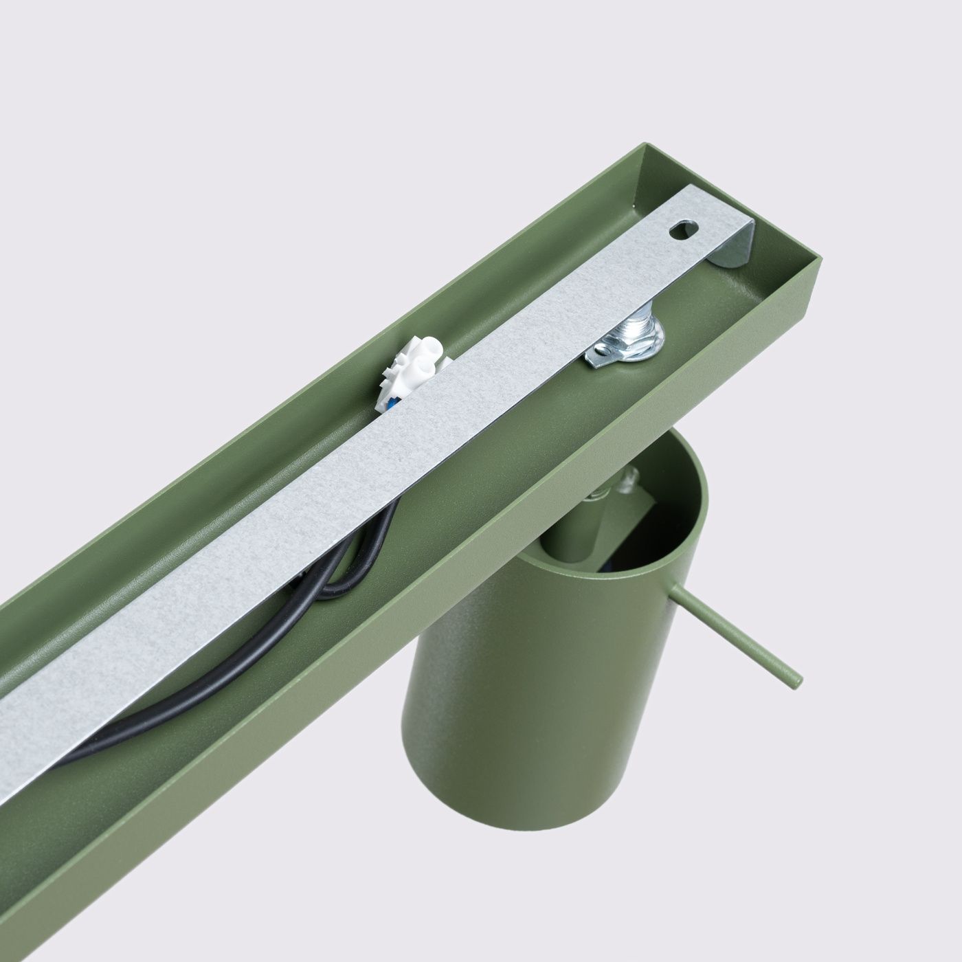 Lampa sufitowa Ring w kolorze oliwkowym z czterema miejscami na żarówki GU10. Widoczne elementy montażowe, metalowa oprawa oraz przewody elektryczne. Produkt w pozycji leżącej, na prostym tle.