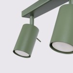 Lampa sufitowa Ring w kolorze oliwkowym, z czterema punktami świetlnymi GU10. Kąt ujęcia: zbliżenie na dwa cylindryczne klosze z matowego metalu, zamontowane na prostokątnej podstawie. Prosta konstrukcja z widocznymi mocowaniami.
