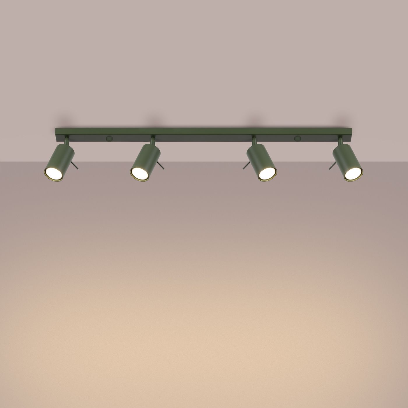 Lampa sufitowa typu spot w kolorze oliwkowym, z czterema ruchomymi oprawami na żarówki GU10. Ujęcie z góry, montowana na prostokątnej podstawie, z widocznymi detalami konstrukcyjnymi. Tło w jednolitym, jasnym odcieniu.