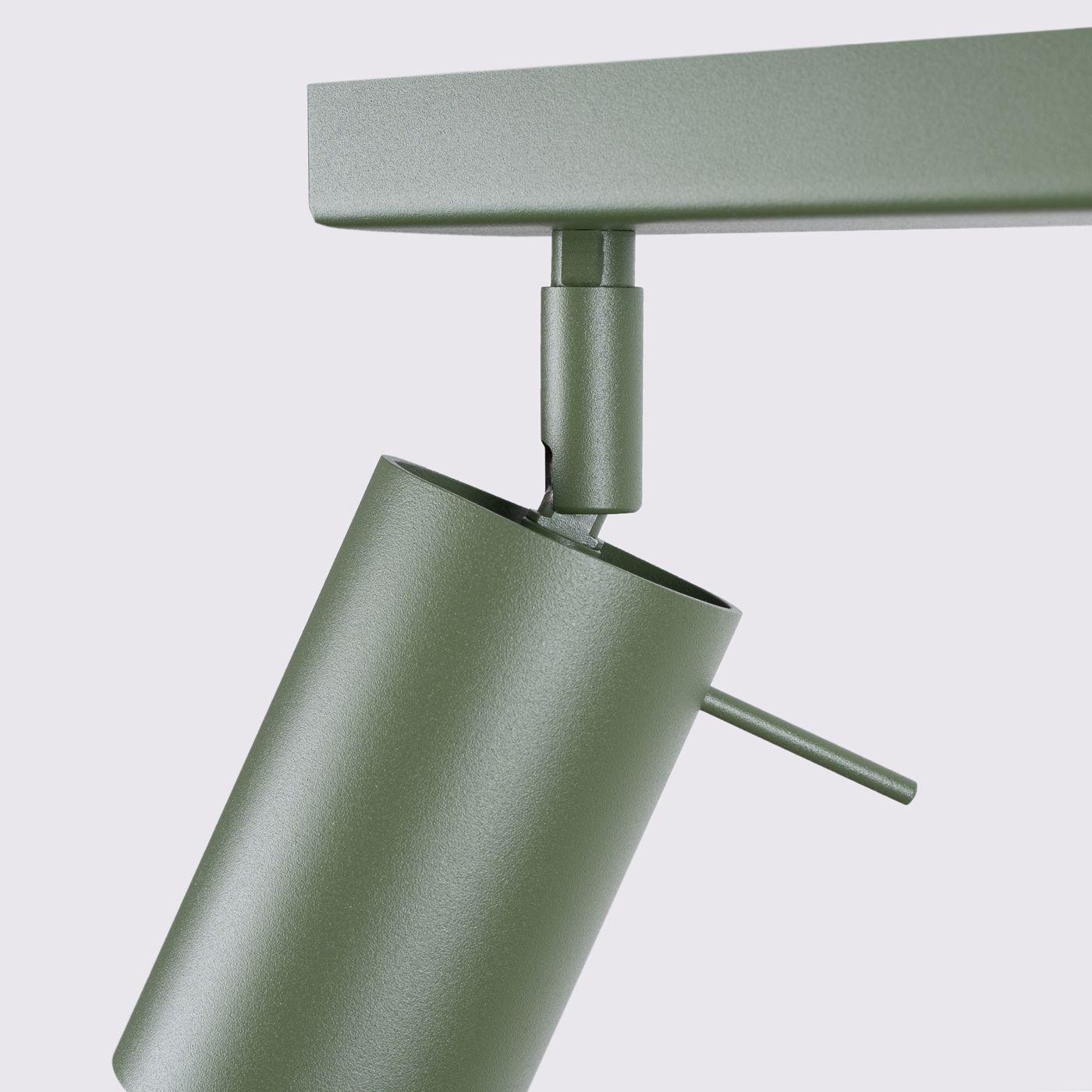 Lampa sufitowa spot w kolorze oliwkowym z sześcioma punktami świetlnymi. Metalowa konstrukcja z obracanym kloszem, matowa faktura. Ujęcie z bliska, ukazujące detale mocowania oraz kształt lampy.