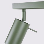 Lampa sufitowa spot w kolorze oliwkowym z sześcioma punktami świetlnymi. Metalowa konstrukcja z obracanym kloszem, matowa faktura. Ujęcie z bliska, ukazujące detale mocowania oraz kształt lampy.