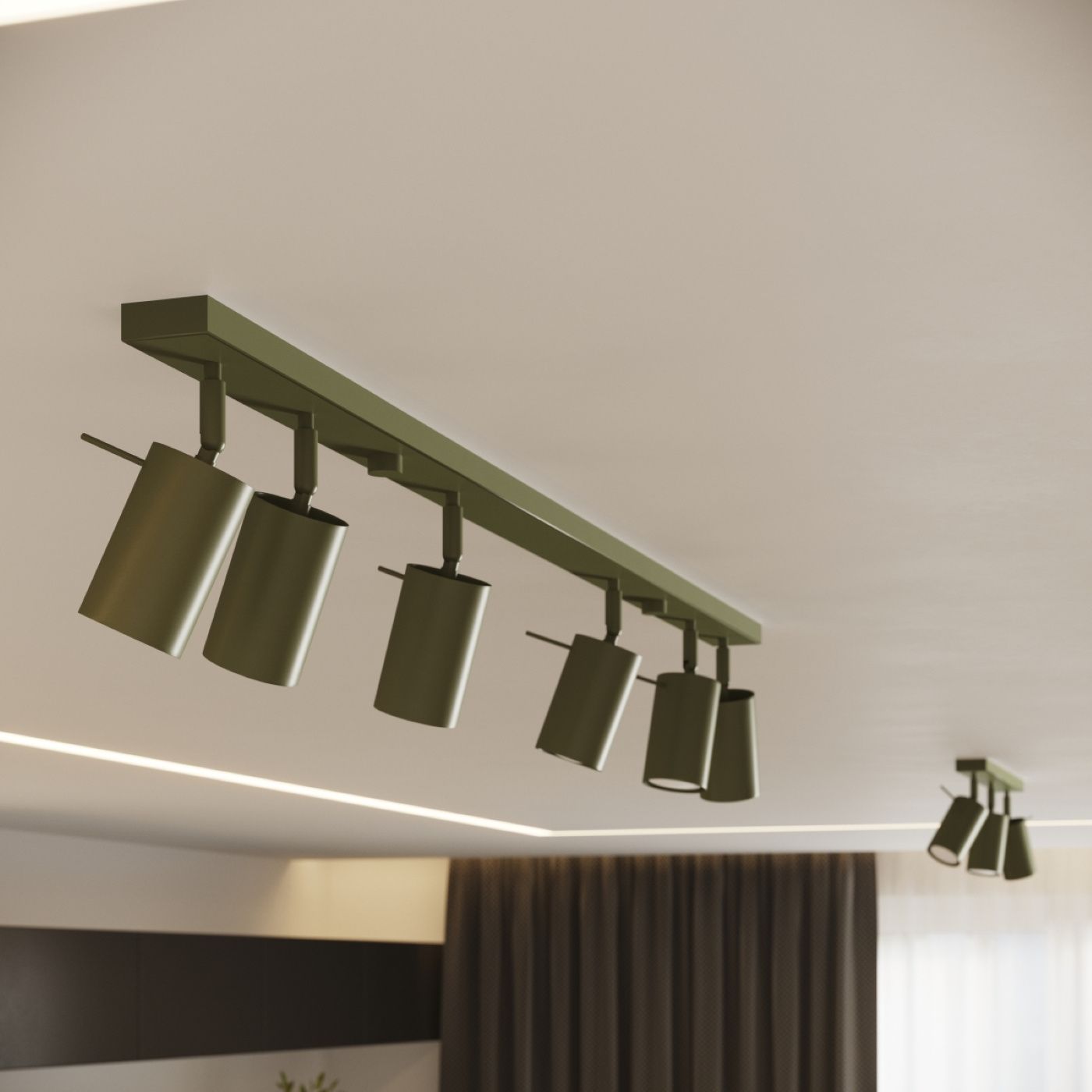 Lampa sufitowa typu spot w kolorze oliwkowym z sześcioma reflektorami GU10, zamontowana na prostokątnej listwie. Reflektory są ustawione pod kątem, co umożliwia skierowanie światła w różne kierunki. Tło jasne, z zasłonami w ciemnym kolorze.