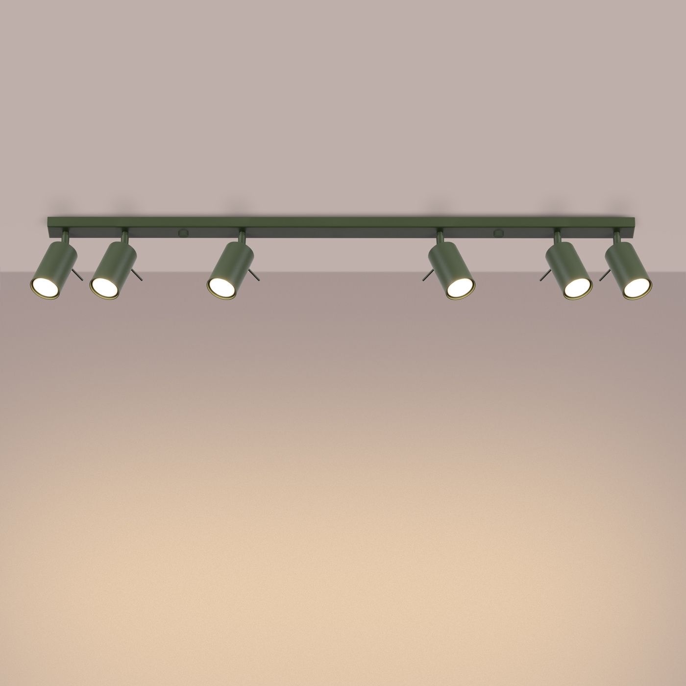 Lampa sufitowa spot w kolorze oliwkowym z sześcioma punktami świetlnymi GU10, zamontowana na prostej, poziomej konstrukcji. Ujęcie frontalne, ukazujące detale mocowania i kształt reflektorów. Tło w stonowanym odcieniu.