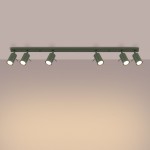 Lampa sufitowa spot w kolorze oliwkowym z sześcioma punktami świetlnymi GU10, zamontowana na prostej, poziomej konstrukcji. Ujęcie frontalne, ukazujące detale mocowania i kształt reflektorów. Tło w stonowanym odcieniu.