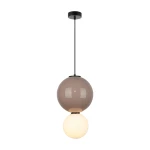 Lampa wisząca LED Pieve D25 z brązowym kloszem i białą kulą, zawieszona na czarnym przewodzie. Posiada nowoczesny design, emitując ciepłe światło o temperaturze 3000K. Idealna do wnętrz w stylu minimalistycznym.