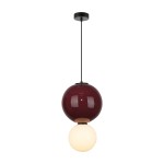 Lampa wisząca LED Pieve D25 o mocy 7W, kolor bordowy z połyskiem, z białą, matową kulą umieszczoną poniżej. Produkt wisi na czarnym przewodzie, z czarnym mocowaniem sufitowym, w perspektywie frontalnej.