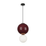 Lampa wisząca LED Pieve D25, z bordową szklaną kulą na górze i białą kulą na dole, zawieszona na cienkim czarnym przewodzie. Wysoka jakość wykonania, doskonała do nowoczesnych wnętrz. Źródło światła o mocy 7W, barwa 3000K.