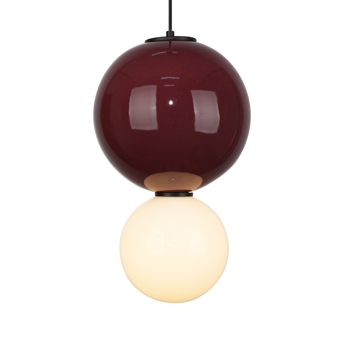 Lampa wisząca LED Pieve D25 z bordową, błyszczącą kulą u góry i białą, matową kulą u dołu. Posiada czarny element mocujący. Wymiary: 7W, 3000K. Produkt zawieszony, widok frontalny.