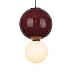 Lampa wisząca LED Pieve D25 z bordową, błyszczącą kulą u góry i białą, matową kulą u dołu. Posiada czarny element mocujący. Wymiary: 7W, 3000K. Produkt zawieszony, widok frontalny.