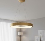 Lampa wisząca Giulia D60 LED w kolorze złotym, okrągła, z białym kloszem, zawieszona na cienkich linkach. Ujęcie frontalne, w tle jasne pomieszczenie z zasłonami oraz innymi elementami wystroju.