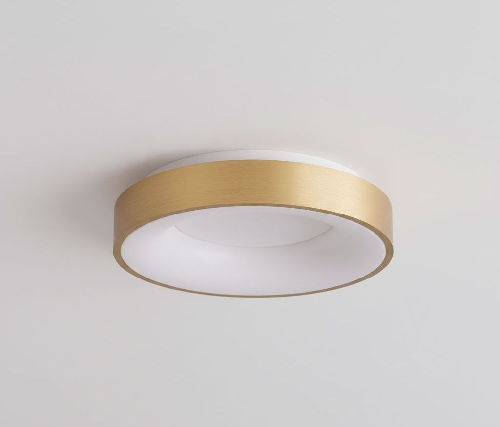 Plafon LED Giulia D48 w kolorze złotym, okrągły, z matowym wykończeniem. Produkt zamontowany na suficie, z białym, delikatnie wklęsłym kloszem, emitującym równomierne światło.