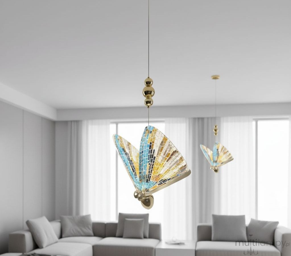 Lampa wisząca Mariposa z pojedynczym źródłem LED 8W, w kolorze złotym. Klosz w kształcie motyla, wykonany z kolorowych, szklanych fragmentów w odcieniach niebieskiego, złotego i brązowego. Zawieszona na cienkim kablu w nowoczesnym wnętrzu.