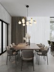Lampa wisząca Caminos w kolorze czarnym i złotym, z 10 kulistymi kloszami. Zawieszona pod sufitem, nad drewnianym stołem w jadalni, otoczona szarymi krzesłami. W tle zasłony i duże okna wpuszczające naturalne światło.