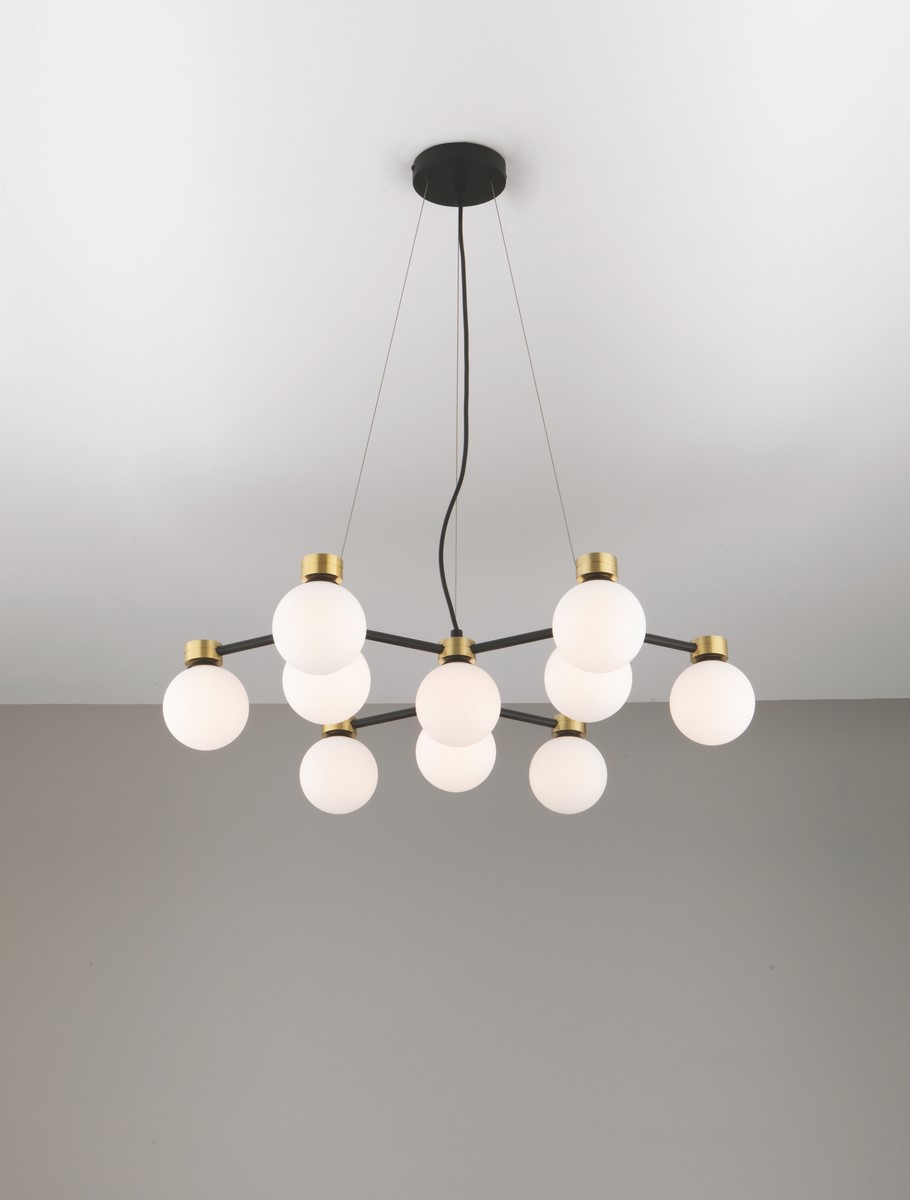 Caminos lampa wisząca z 10 gniazdami G9, w kolorze czarnym i złotym. Okrągłe, mleczne klosze są rozmieszczone na metalowej konstrukcji. Lampa zwisa z sufitu na cienkich przewodach, na jednolitym, szarym tle.