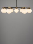 Lampa wisząca Caminos z 14 źródłami światła G9, z czarnym metalowym stelażem i złotymi detalami. Okrągłe, mleczne klosze w białym kolorze rozmieszczone równomiernie na poziomej belce, zawieszona na cienkich linkach, prezentujący nowoczesny design.