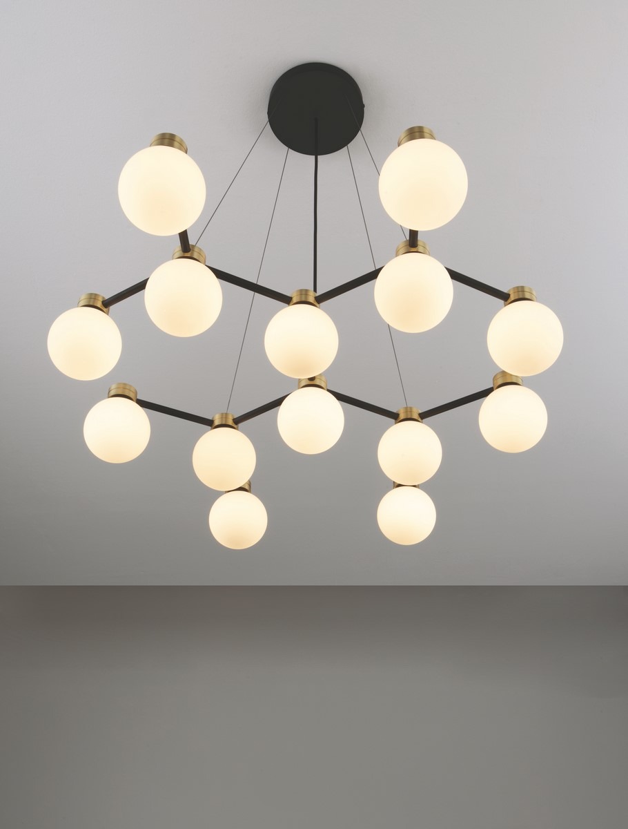 Lampa wisząca Caminos z 14 kulistymi źródłami światła G9, w czarnej i złotej kolorystyce. Ułożona w nowoczesny, geometryczny kształt z metalowymi elementami, montowana sufitowo, idealna do aranżacji wnętrz.