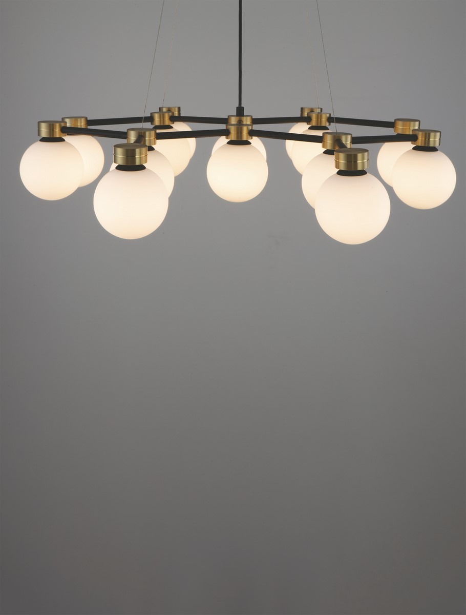 Lampa wisząca Caminos z 14 źródłami światła G9, z czarną metalową konstrukcją i złotymi akcentami. Oszklone, okrągłe klosze w białym kolorze, rozmieszczone na kilku ramionach. Produkt zawieszony na cienkim przewodzie w neutralnym tle.