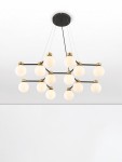 Lampa wisząca Caminos z 14 źródłami światła G9, w kolorze czarnym i złotym. Konstrukcja z metalowymi ramionami i okrągłymi, mlecznymi kloszami. Zawieszona na cienkich linkach, z widocznym mocowaniem sufitowym. Idealna do nowoczesnych wnętrz.