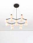 Lampa wisząca Caminos w kolorze czarnym i złotym, z 14 kulistymi oprawami G9. Konstrukcja w formie sześcianu z czarnymi metalowymi ramionami i białymi, szklanymi kloszami. Zawieszona na cienkich linkach, na jasnym tle.