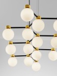 Lampa wisząca Caminos z 14 kulami G9, z czarnymi metalowymi ramionami i złotymi detalami. Kule mają matowe wykończenie, co nadaje elegancki wygląd. Produkt zawieszony z góry, ukazujący unikalny design i nowoczesny styl.