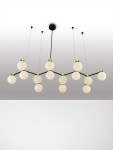 Lampa wisząca Caminos z 14 źródłami światła G9, w czarnej i złotej kolorystyce. Posiada okrągłe klosze z białego szkła zawieszone na cienkich linkach, w układzie asymetrycznym. Zamontowana sufitowo, idealna do nowoczesnych wnętrz.