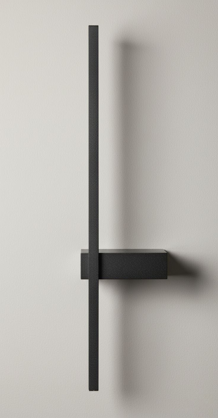 Kinkiet LED Lira 60, czarny, o mocy 8W i temperaturze barwowej 4000K. Stojąca, smukła konstrukcja z prostokątnym uchwytem, umieszczona na jasnej ścianie. Powierzchnia matowa, zapewniająca nowoczesny wygląd.