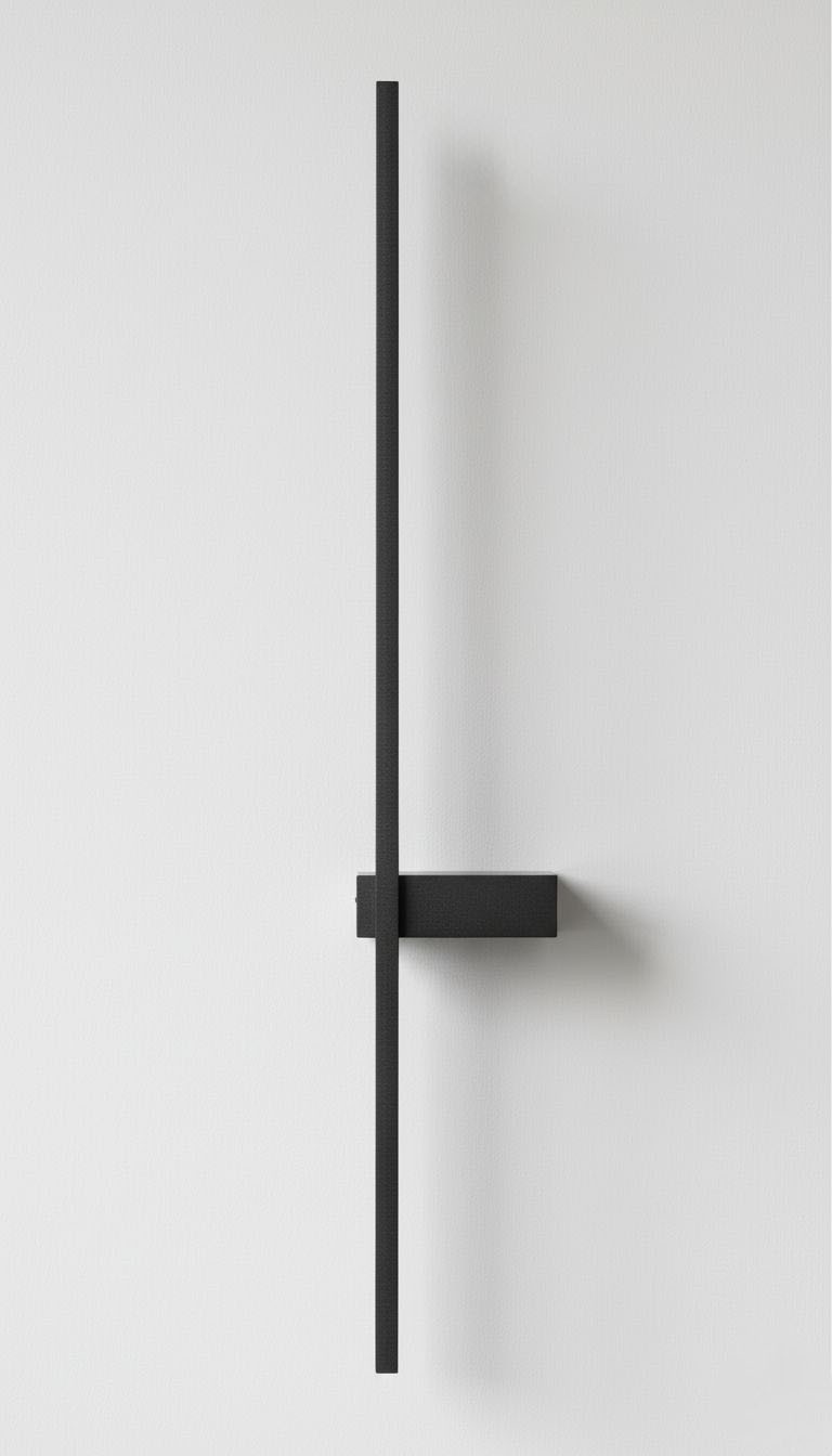 Kinkiet LED Lira 90 o mocy 12W i barwie światła 4000K, w kolorze czarnym. Produkt ma prostokątny kształt, zamontowany na ścianie, z wąską, pionową lampą oraz poziomą podstawą. Tło neutralne, białe.