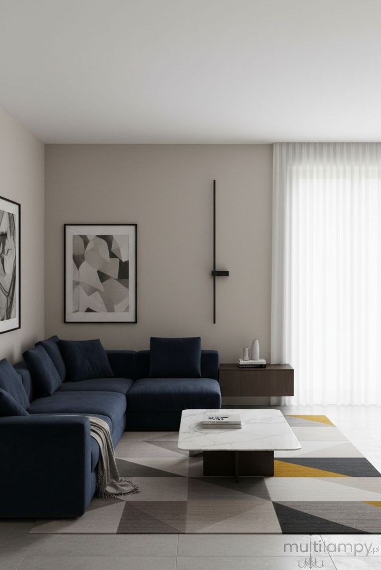 Kinkiet LED Lira 120 o mocy 18W, barwa światła 4000K, w kolorze czarnym. Ustawiony pionowo na ścianie, minimalistyczny design, doskonały do nowoczesnych wnętrz. W tle widoczny narożnik niebieskiej kanapy i stół z marmurowym blatem.