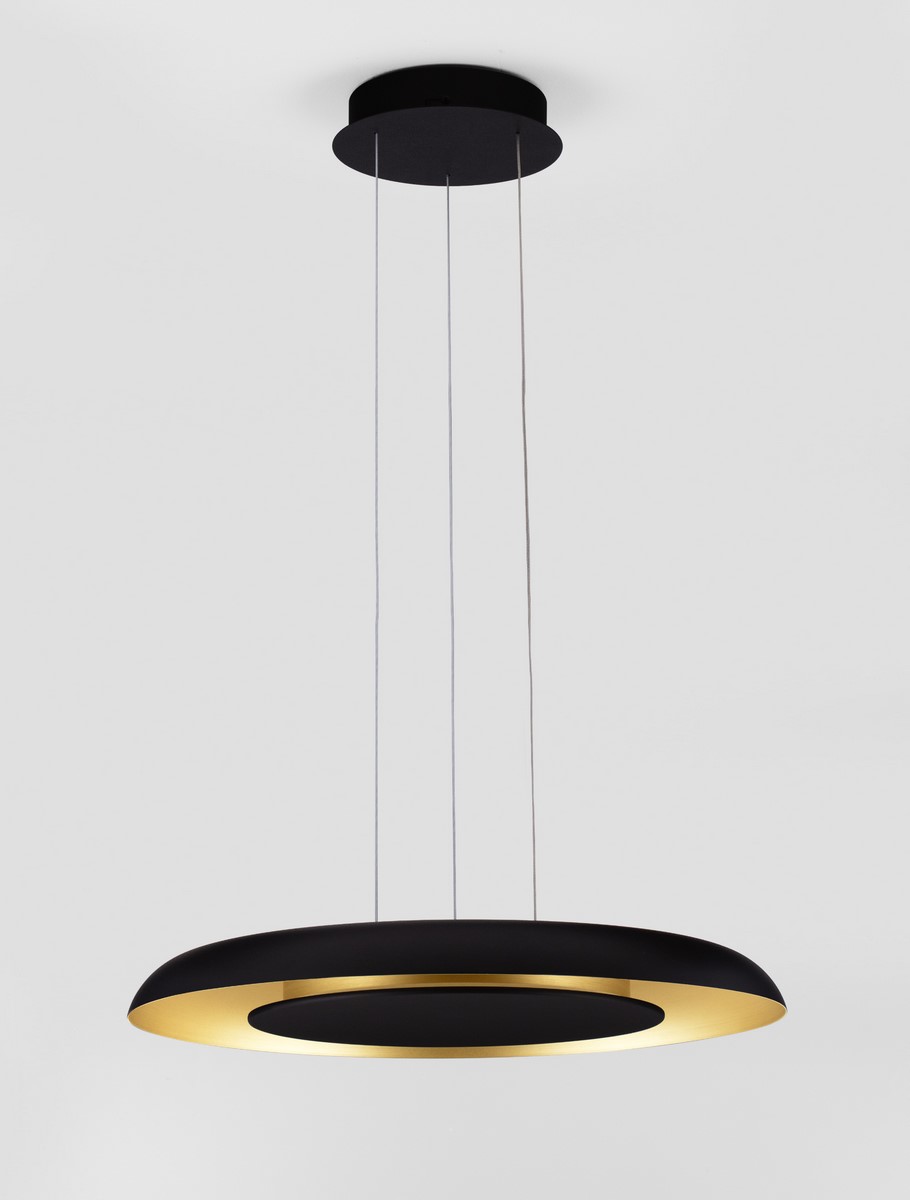Lampa wisząca Capinota z jedną diodą LED 38W, w kolorze czarnym z złotym wykończeniem. Okrągły kształt, zawieszona na dwóch cienkich linkach, montowana do sufitu. Elegancki design, idealna do nowoczesnych wnętrz.