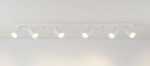 Biała lampa sufitowa Spoti z sześcioma ruchomymi punktami świetlnymi. Zamontowana na prostokątnej podstawie, z każdą lampą skierowaną w różne strony. Minimalistyczny design, idealna do nowoczesnych wnętrz.