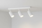 Lampa sufitowa Spoti 3-punktowa w kolorze białym, z trzema cylindrycznymi reflektorami, zamontowana na prostokątnej podstawie. Reflektory skierowane są w dół, co umożliwia punktowe oświetlenie.