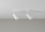 Biała lampa sufitowa (spot) 2-punktowa z podłużnym mocowaniem. Widok z góry, oba reflektory skierowane na zewnątrz. Prosty, nowoczesny design, idealna do oświetlenia wnętrz w różnych aranżacjach.