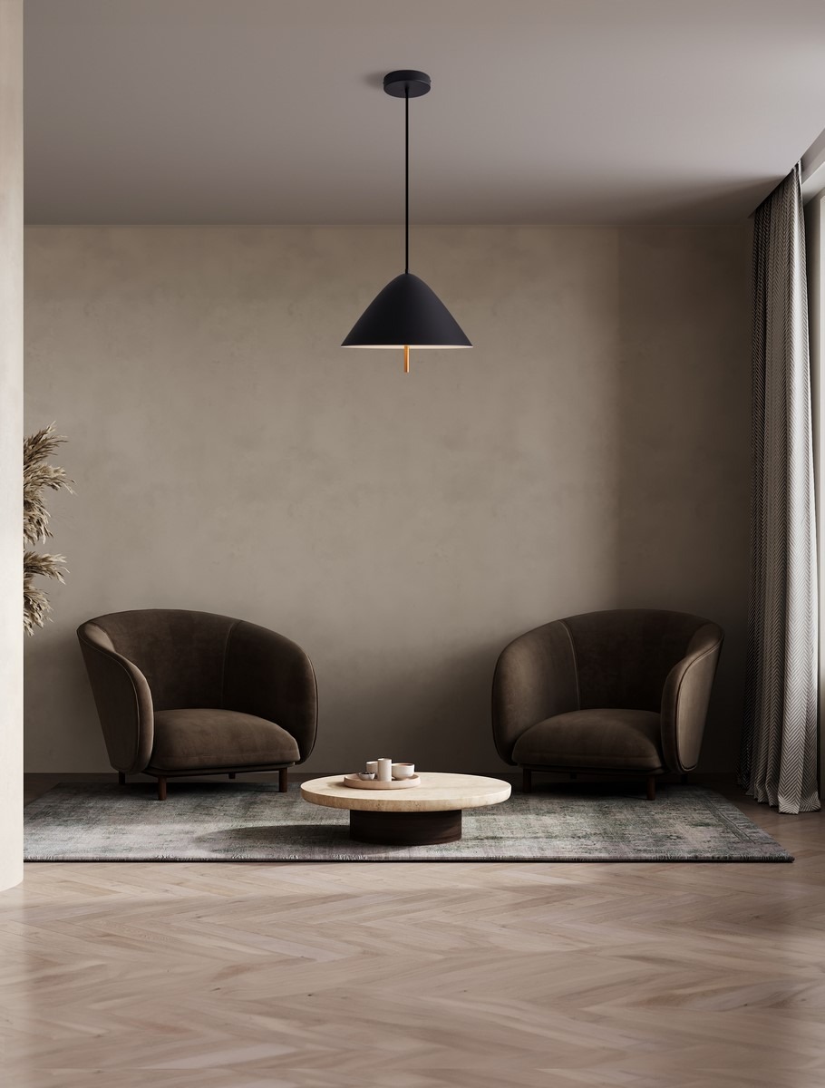 Czarna lampa wisząca Carapari z jednym źródłem LED 17W, o stożkowym kształcie, zawieszona na cienkim przewodzie. Złoty element dekoracyjny na dole. Produkt w aranżacji z brązowymi fotelami na tle jasnej ściany i drewnianej podłogi.