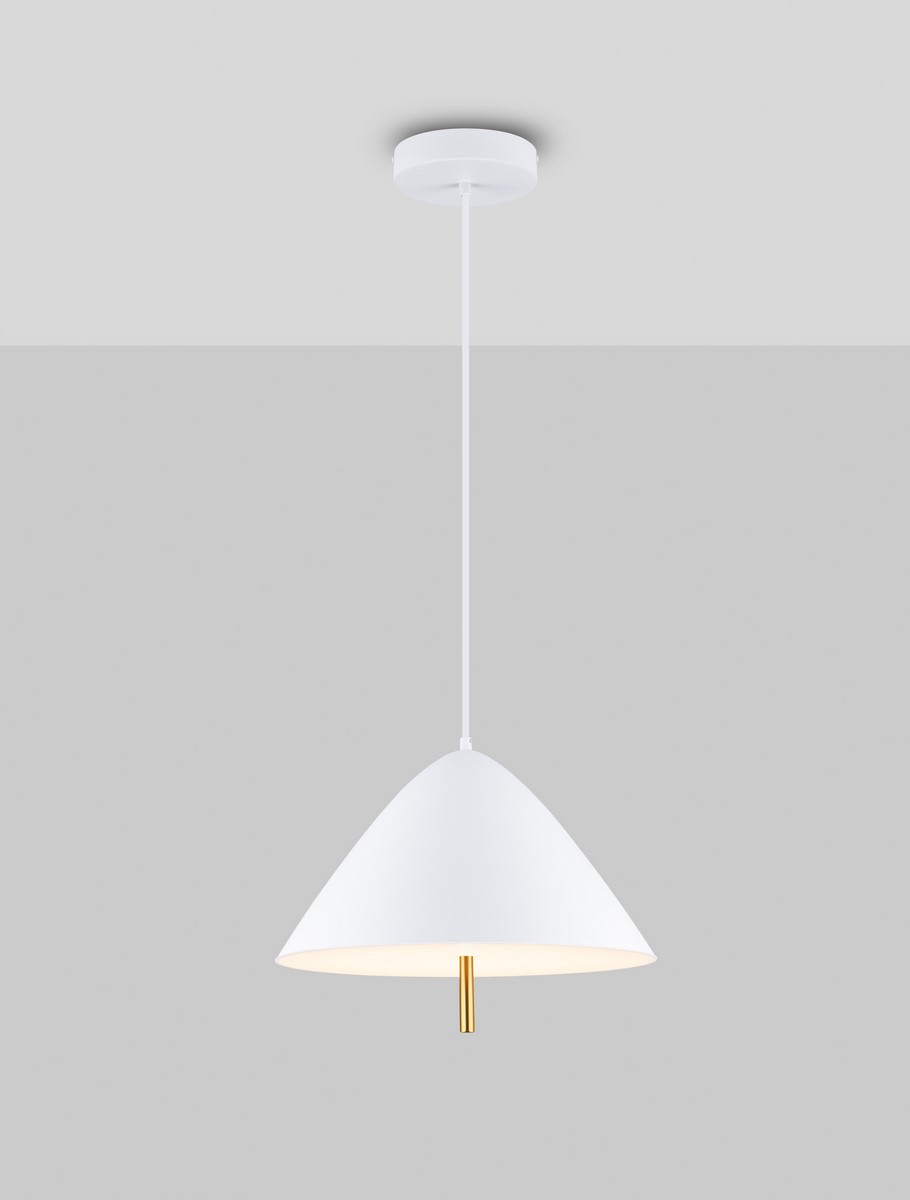 Biała lampa wisząca Carapari z kloszem w kształcie stożka. Klosz wykonany z matowego materiału, z widocznym złotym elementem u podstawy. Zawieszona na cienkim przewodzie, powieszone na okrągłej, białej podsufitce.