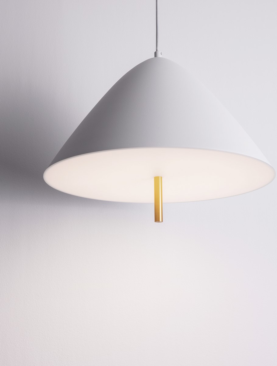 Lampa wisząca Carapari 1xLED 17W w kolorze białym, o stożkowatej formie. Wyposażona w złoty detal w postaci wieszaka, zawieszona na cienkim przewodzie. Tło jednolite, jasne, podkreślające minimalistyczny design lampy.