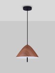 Lampa wisząca Carapari 1xLED 17W w kolorze czarnym z kloszem z ciemnego drewna w kształcie stożka. Zawieszona na cienkim czarnym przewodzie, z okrągłym mocowaniem sufitowym, na szarym tle.