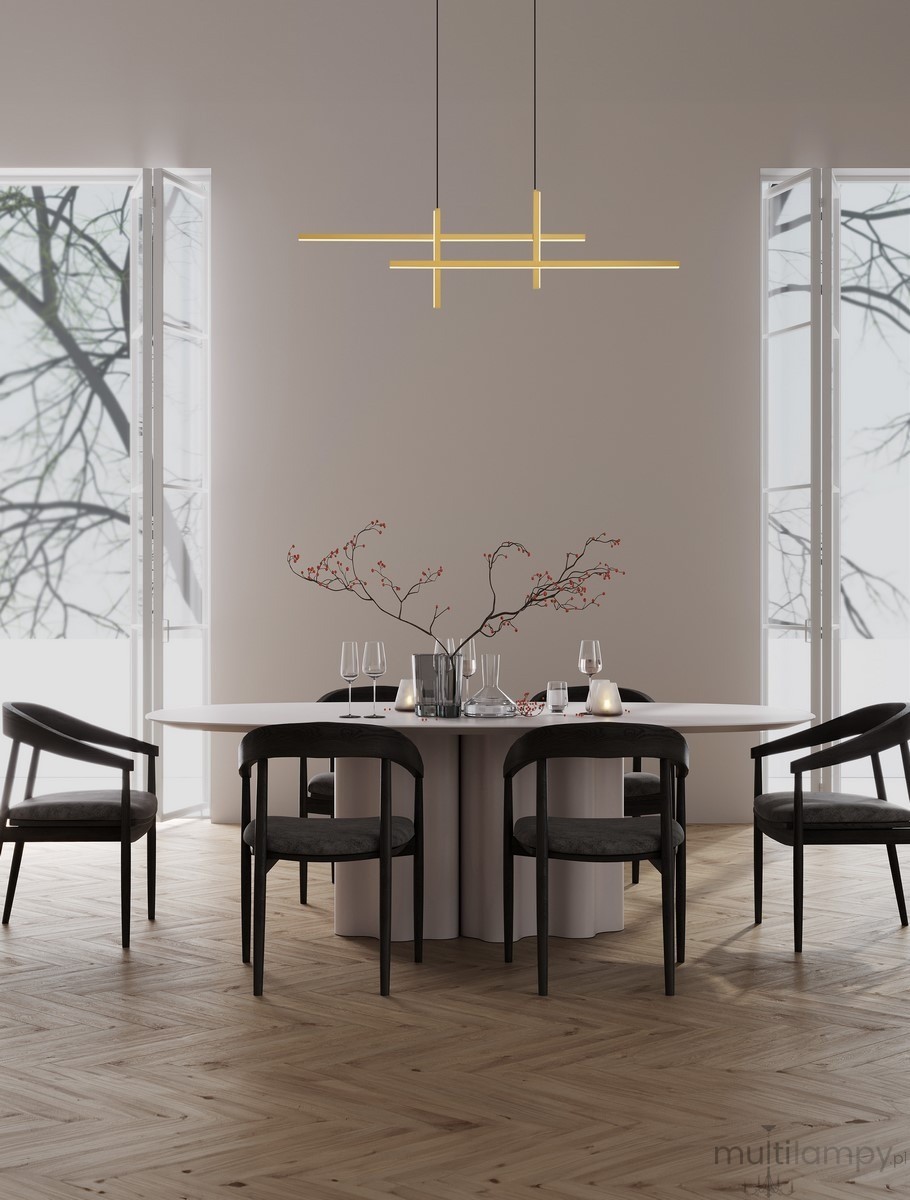 Lampa wisząca Charazani 1xLED 43W w kolorze czarnym i złotym, zawieszona nad okrągłym stołem w jadalni. W tle widoczne okna z drewnianymi ramami, podłoga z jasnego drewna, minimalistyczne krzesła z ciemnym obiciem.