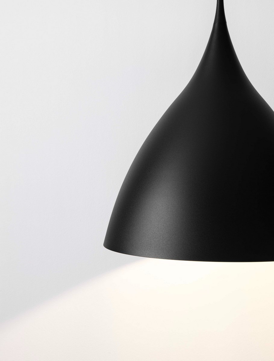 Lampa wisząca Chayanta w kolorze czarnym, z metalowym kloszem o kształcie stożka, z trzema gniazdami E27. Widok z góry, zbliżenie na detal klosza, emitującego światło w dół. Tło jasne, podkreślające minimalistyczny design.