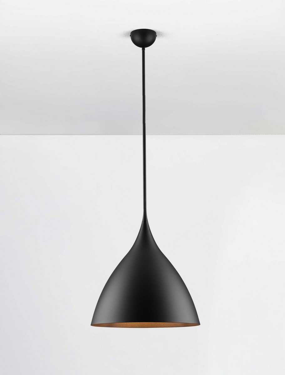 Lampa wisząca Chayanta 3xE27 w kolorze czarnym, o smukłym, stożkowatym kształcie. Wisi na cienkim, czarnym przewodzie, z widocznym metalowym mocowaniem sufitowym. Wnętrze klosza ma jasny odcień, co kontrastuje z zewnętrzną, matową powierzchnią.