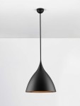 Lampa wisząca Chayanta 3xE27 w kolorze czarnym, o smukłym, stożkowatym kształcie. Wisi na cienkim, czarnym przewodzie, z widocznym metalowym mocowaniem sufitowym. Wnętrze klosza ma jasny odcień, co kontrastuje z zewnętrzną, matową powierzchnią.