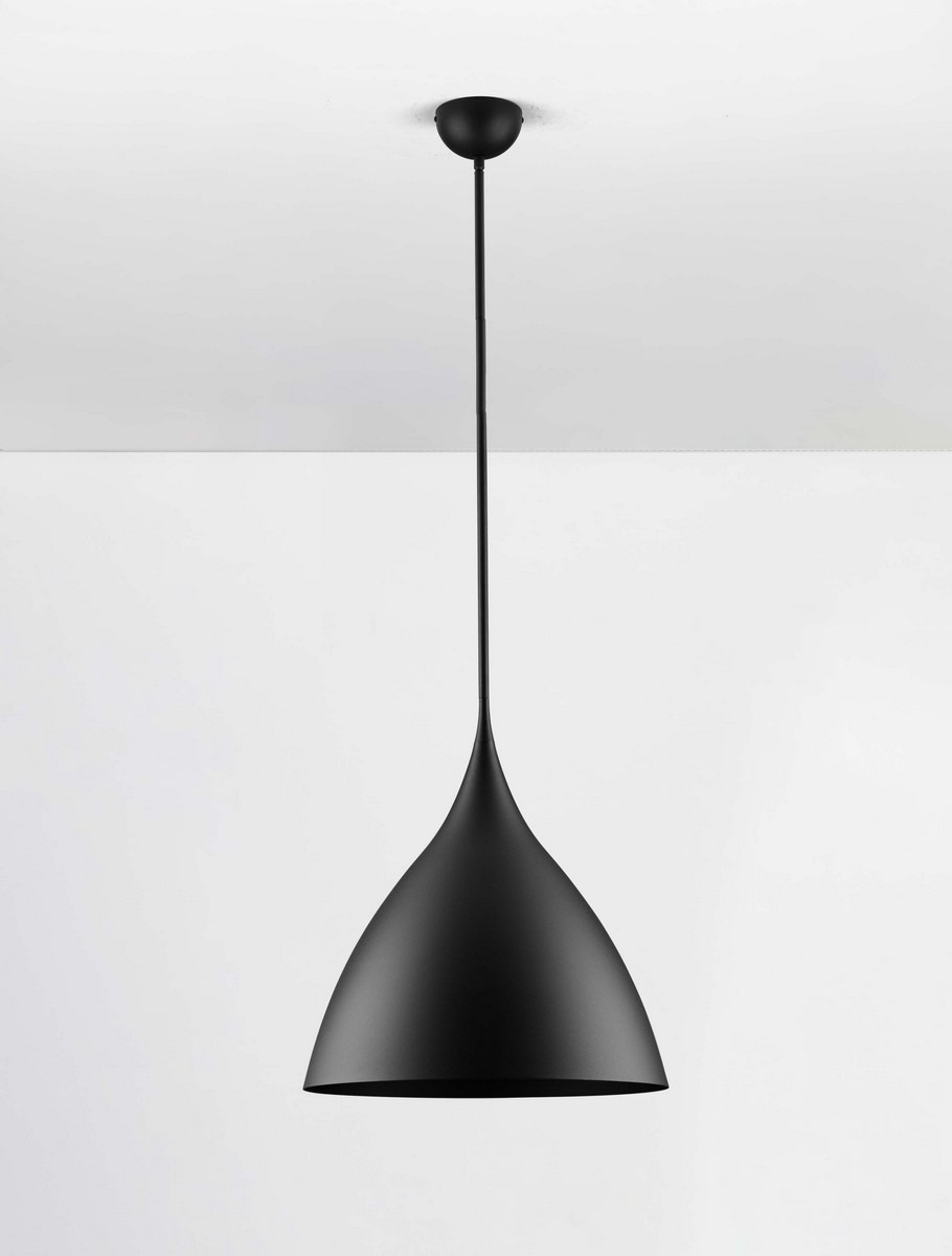 Lampa wisząca Chayanta 3xE27 w kolorze czarnym, o kształcie stożkowym, zawieszona na cienkim kablu. Posiada matowe wykończenie. Produkt prezentowany na jednolitym tle.